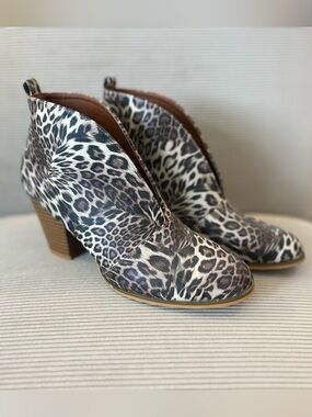Women’s Weeboo leopard-print booties "split-front" or "V-cut" size 10